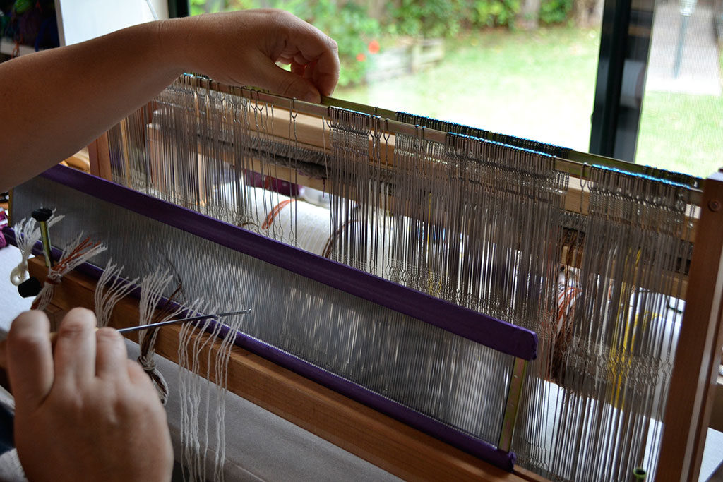 threading off loom